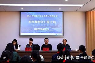 曼联青训伊兰加比赛中送助攻，被换时手指森林队徽向球迷示好？